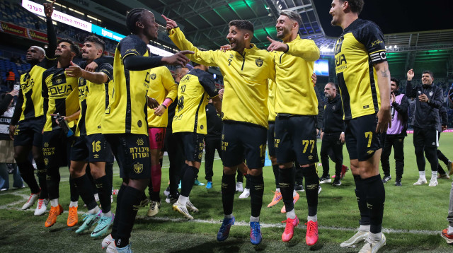 שחקני בית"ר ירושלים חוגגים (צילום: מאור אלקסלסי)