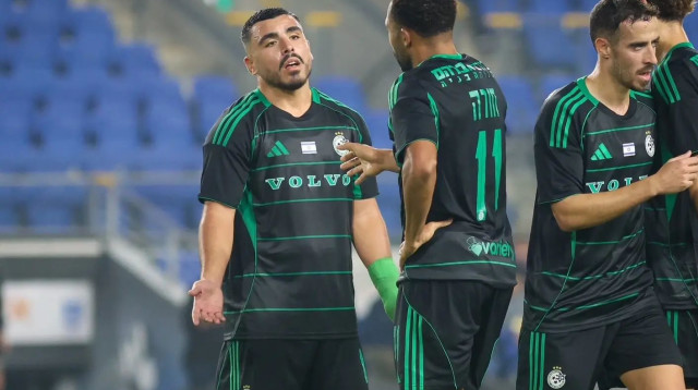 דולב חזיזה, קנג'י גורה, איתן אזולאי שחקני מכבי חיפה (צילום: קובי אליהו)