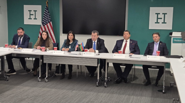 הרב איסייב בביקורו האחרון בושינגטון (צילום:  מזכירות הקהילה הספרדית בבאקו)