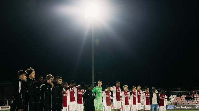 שחקני קבוצת המילואים של אייאקס בדקת דומיה (צילום: דף ה-X הרשמי של אייאקס)