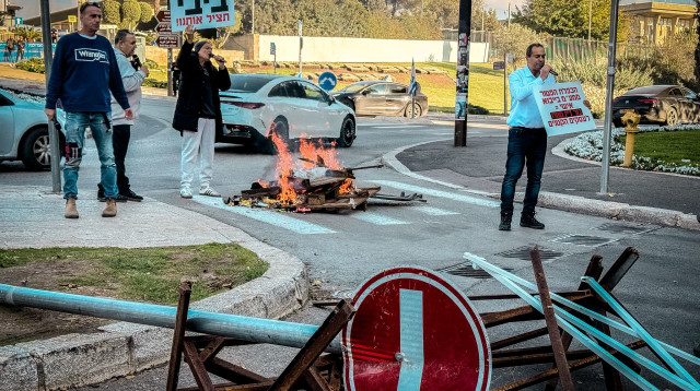 מחאה מול משרד האוצר נגד המהלך של סמוטריץ' להרחבת הפטור ממ"ע על יבוא אישי (צילום: ללא קרדיט)