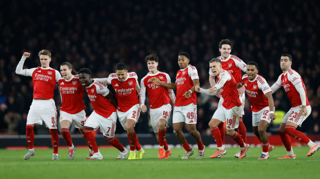 שחקני ארסנל חוגגים (צילום: רויטרס)