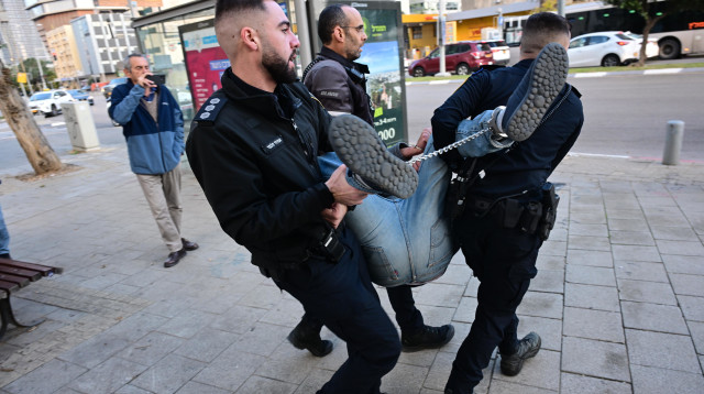מעצר מפגינים מול ביתו של אמיר אוחנה בתל אביב (צילום: אבשלום ששוני)