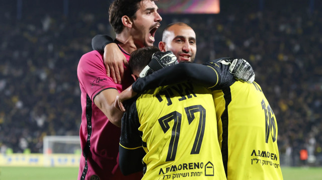 מיגל סילבה ושחקני בית"ר ירושלים חוגגים (צילום: דני מרון)