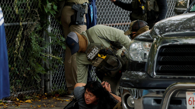 הקמת מתקנים ל-80 אלף מהגרים לא חוקיים. סוכני ICE במהלך מעצר (צילום: רויטרס)