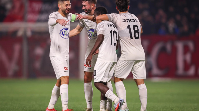 שחקני בני סכנין חוגגים (צילום: מאור אלקסלסי)