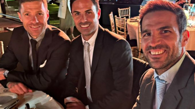 פברגאס, אלונסו וארטטה (צילום: צילום מסך, X (טוויטר))