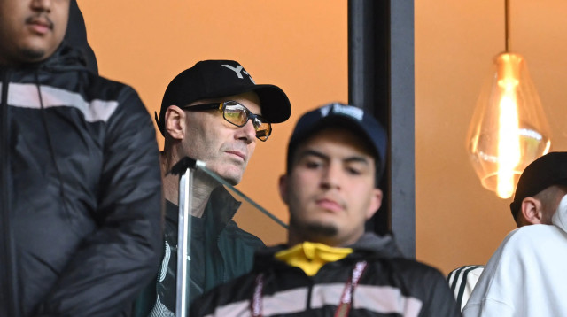 זינדין זידאן צופה במשחק של נבחרת אלג'יריה, עם בנו לוקה זידאן בשער (צילום: GettyImages, SEBASTIEN BOZON/AFP)