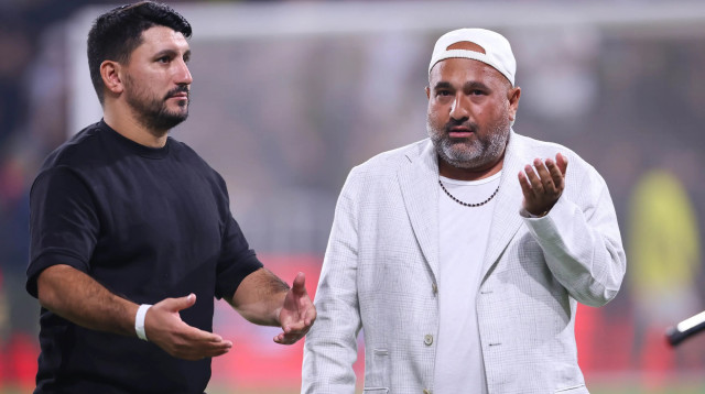 ברק אברמוב בעלים בית"ר ירושלים עם המנהל המקצועי אלמוג כהן (צילום: מאור אלקסלסי)