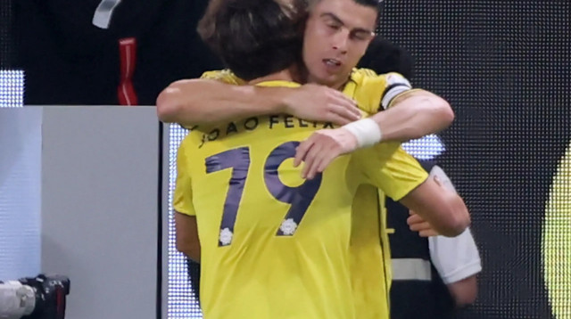 כריסטיאנו רונאלדו עם ז'ואאו פליקס שחקני אל נאסר (צילום: GettyImages, FAYEZ NURELDINE/AFP)