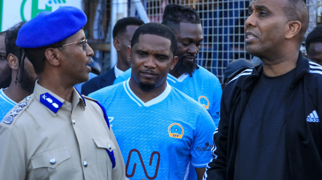 סמואל אטו נשיא ההתאחדות הקמרונית לפני משחק ראווה (צילום: GettyImages, HASSAN ALI ELMI/AFP)