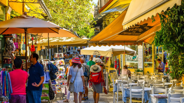 תיירים באתונה (צילום: שאטרסטוק)