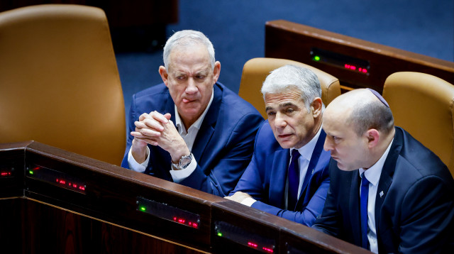 נפתלי בנט, יאיר לפיד ובני גנץ (צילום: אוליבייר פיטוסי, פלאש 90)