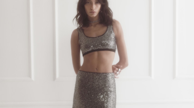 CASTRO חצאית מידי וטופ פאייטים  (צילום: סער פסח)