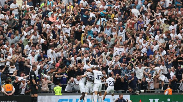 שחקני טוטנהאם על רקע האוהדים (צילום: Ryan Pierse / Staff)