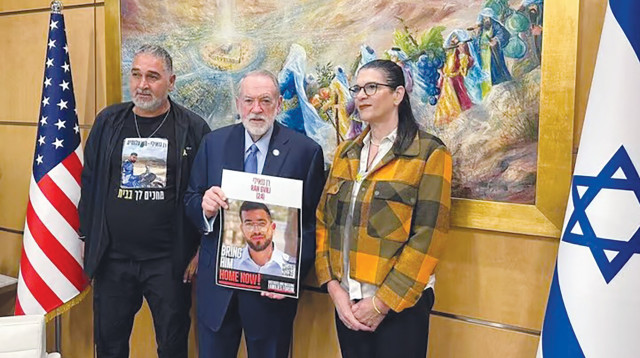הוריו של רן גואילי עם שגריר ארה"ב בישראל, מייק האקבי (צילום: מטה משפחות החטופים)