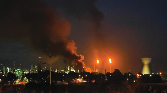 פגיעת הטיל האיראני ליד בתי הזיקוק בחיפה (צילום: מרדכי בליתי, פלאש 90)