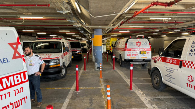 פקקי אמבולנסים מחוץ למיון שערי צדק (צילום: מעריב אונליין)