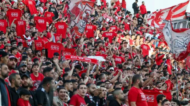 אוהדי הפועל תל אביב בשבת (צילום: דני מרון)