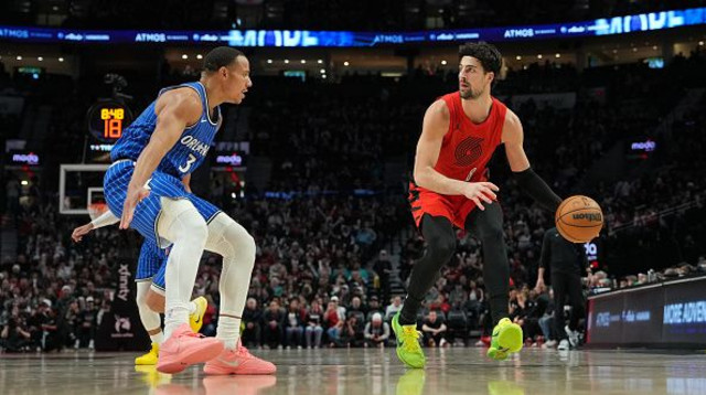 דני אבדיה עם הכדור מול דזמונד ביין מאורלנדו (צילום: Soobum Im)