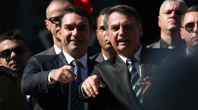 פלאביו בולסונרו (משמאל) לצד אביו ז'איר נשיא ברזיל לשעבר  (צילום: רויטרס)