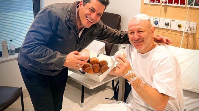 ארסן אוסטרובסקי ועמיחי שיקלי בבית החולים באוסטרליה (צילום: ללא)