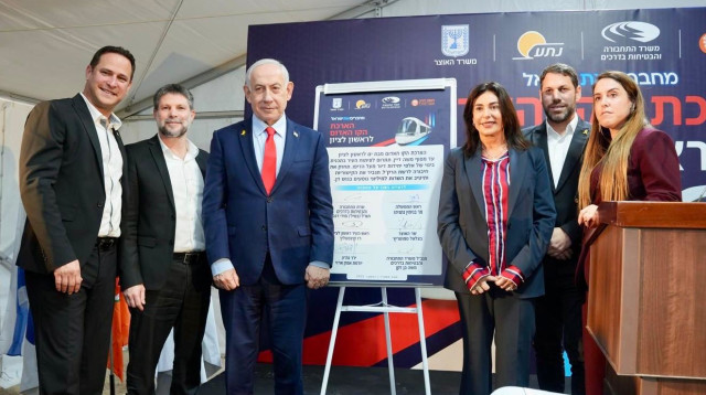 בנימין נתניהו, מירי רגב, בצלאל סמוטריץ'  - הארכת הקו האדום של הרכבת הקלה (צילום: דוברות משרד התחבורה)