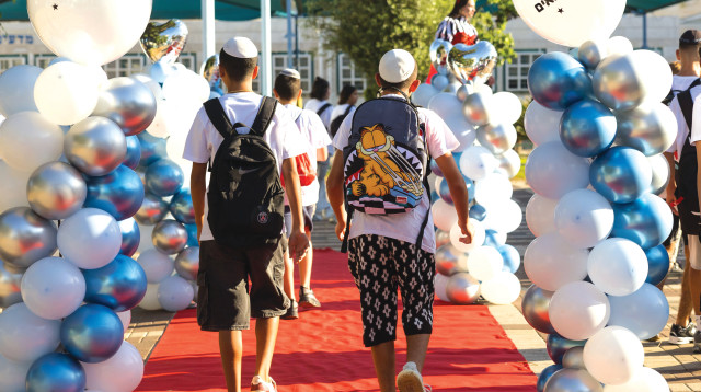 תלמידים מהזרם דתי ממלכתי באשדוד פותחים שנת לימודים (צילום: לירון מולדובן, פלאש 90)