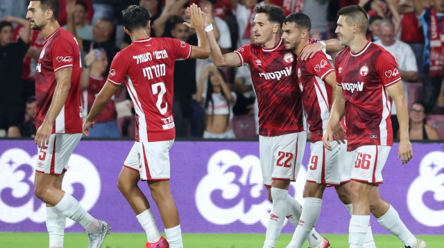 שחקני הפועל באר שבע חוגגים עם איגור זלאטנוביץ' (מימין) (צילום: דני מרון)