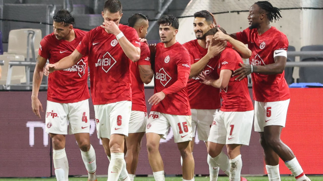 שחקני הפועל תל אביב (צילום: דני מרון)