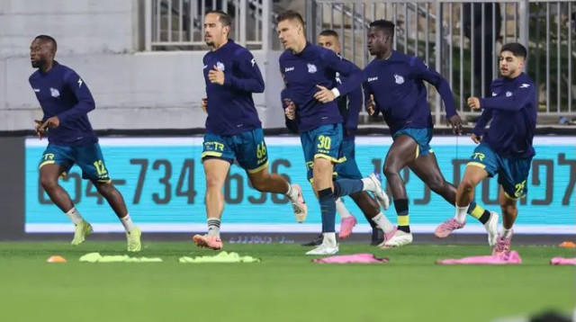 שחקני בני ריינה בחימום, לפני הברד וההצפה (צילום: מאור אלקסלסי)