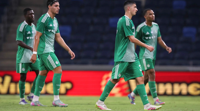 אלעד אמיר (מימין), ליסב עיסאת שחקני מכבי חיפה מאוכזבים (צילום: מאור אלקסלסי)