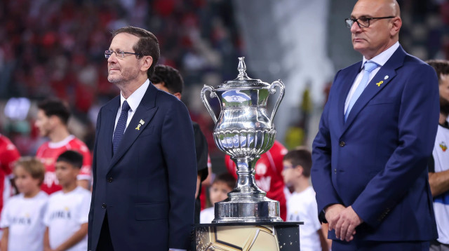 נשיא המדינה, יצחק הרצוג לצד גביע המדינה, שינו זוארץ, יו"ר ההתאחדות לכדורגל (צילום: מאור אלקסלסי)