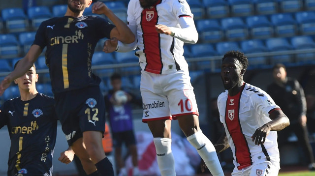 אוליבייה אנצ'אם שחקן סמסונספור מול מורטדה בן וואנס שחקן קסימפאשה (צילום: GettyImages, Seskim Photo/MB Media)