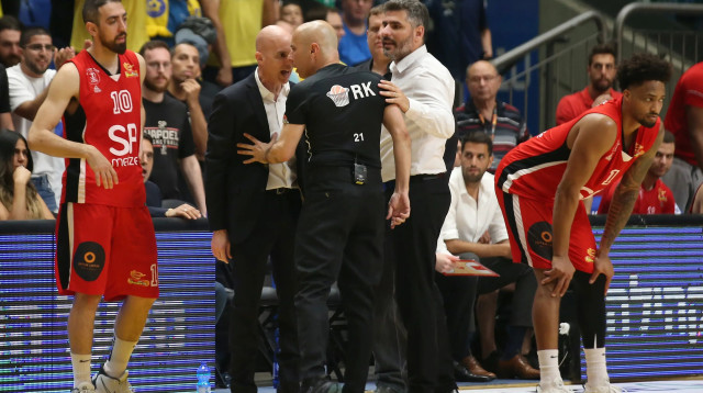 שופט הכדורסל עומר אסתרון עם מאמן הפועל תל אביב דני פרנקו (צילום: אודי ציטיאט)