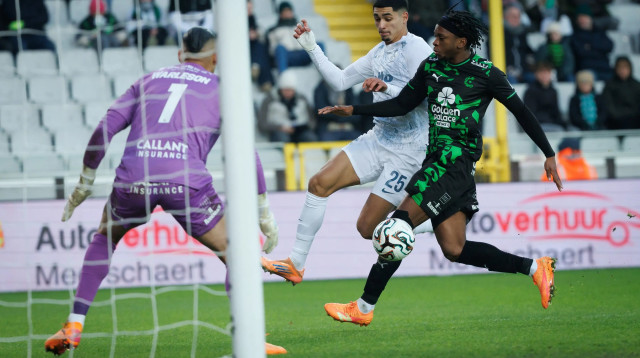 ענאן חלאילי שחקן אוניון סן ז'ילואז מול נאזיניו שחקן סרקל ברוז' (צילום: GettyImages, KURT DESPLENTER/AFP)