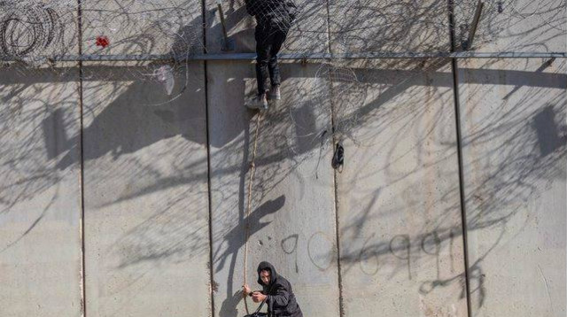 שוהים בלתי חוקיים נכנסים לשטח ישראל באזור ירושלים (צילום: חיים גולדברג פלאש 90)