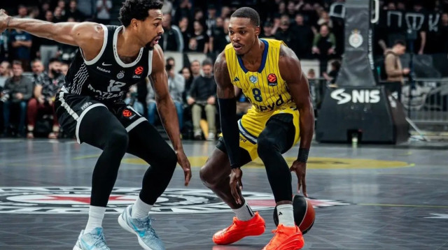 לוני ווקר שחקן מכבי תל אביב מול סטרלינג בראון שחקן פרטיזן בלגרד (צילום: אתר רשמי, מכבי תל אביב)