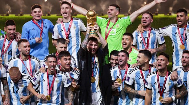נבחרת ארגנטינה מניפה את גביע העולם (צילום: Zhizhao Wu)