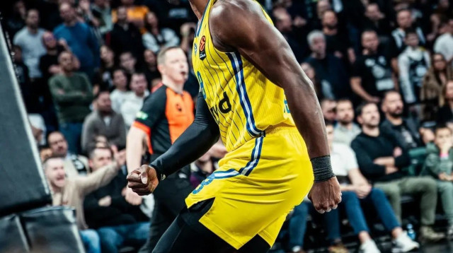 לוני ווקר שחקן מכבי תל אביב חוגג (צילום: אתר רשמי, מכבי תל אביב)