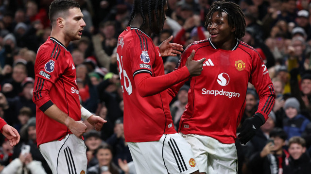 שחקני מנצ'סטר יונייטד חוגגים עם פטריק דורגו (צילום: GettyImages, DARREN STAPLES/AFP)