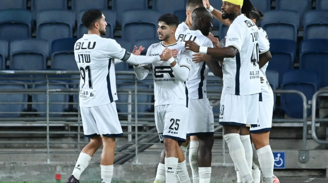 שחקני מכבי בני ריינה חוגגים עם איאד חלאילי (צילום: ברני ארדוב)