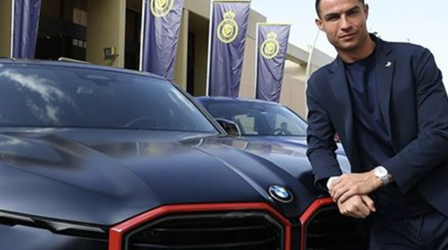 כריסטיאנו רונאלדו עם אחד מרכבי היוקרה שלו (צילום: צילום מסך, X (טוויטר))