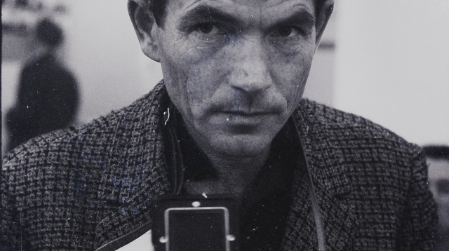 ורנר בראון ז"ל מצלם את עצמו במשפט אייכמן (צילום: ארכיון התמונות יד יצחק בן צבי)