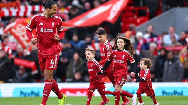 וירג'יל ואן דייק עם ילדיו של דיוגו ז'וטה (צילום: Getty images)