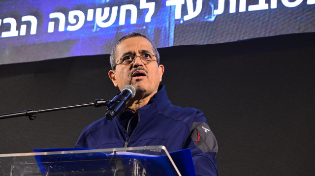 מפכ"ל המשטרה לשעבר, רנ"צ בדימוס רוני אלשיך בהפגנה בכיכר הבימה (צילום: אבשלום ששוני)