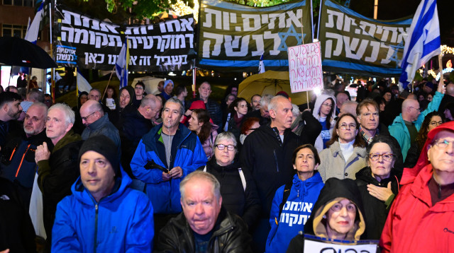 הפגנה בכיכר הבימה (צילום: אבשלום ששוני)