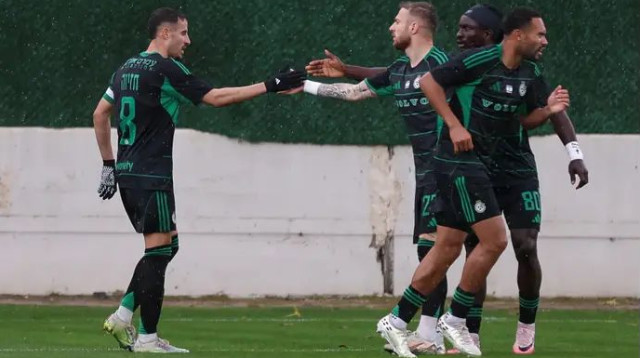 החברים מברכים את חזיזה אחרי ה-0:2 (צילום: מאור אלקסלסי)