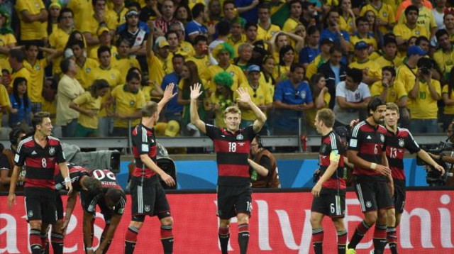 טוני קרוס ושחקני גרמניה בחגיגות מול ברזיל (צילום: PATRIK STOLLARZ / Staff)