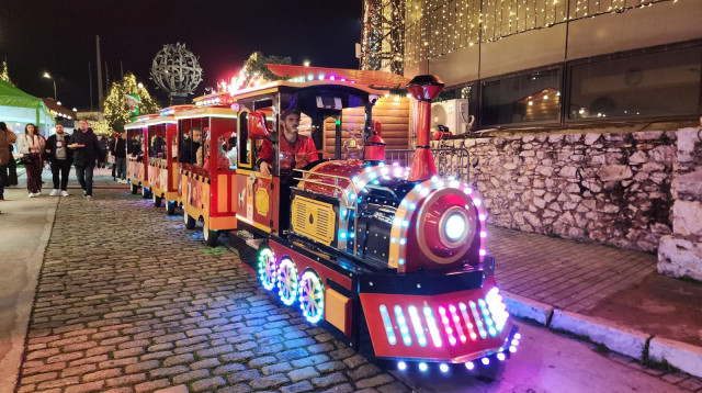 כריסטמס בשכונת גאזי באתונה (צילום: עמרי גלפרין)